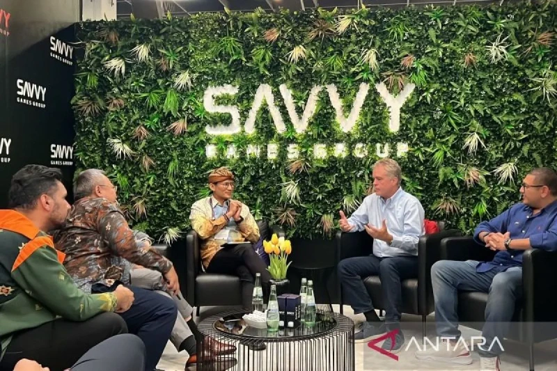 Tourism and Creative Economy Minister Sandiaga Salahuddin Uno with Savvy Games Group's chief executive officer, Brian Ward, at Gamescom 2024 in Germany. (ANTARA/HO-Tourism and Creative Economy Ministry)