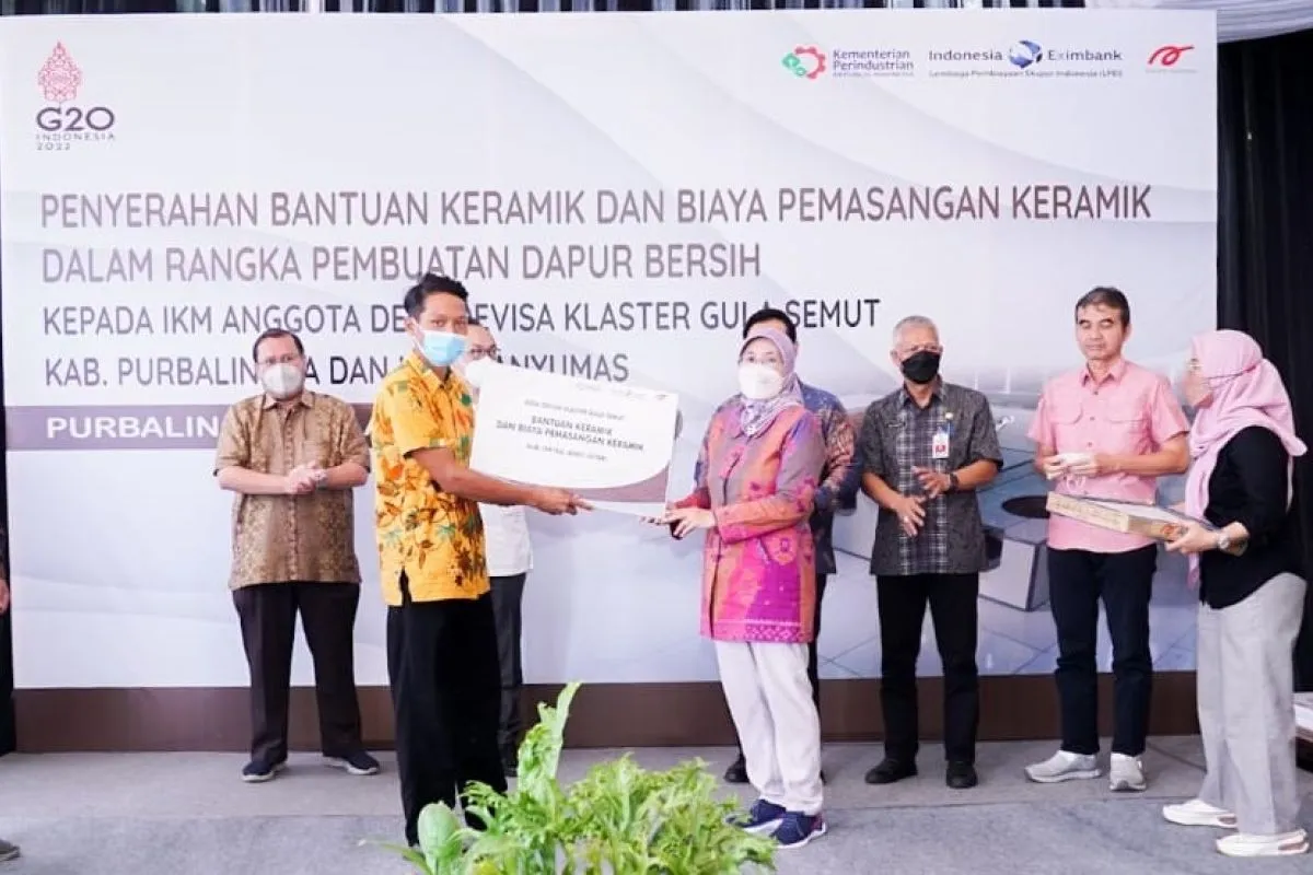 Director General of Small, Medium, and Miscellaneous Industries ( IKMA) of the Industry Ministry, Reni Yanita, hands over assistance to palm sugar Small, Medium Enterprises (IKM) in Purbalingga and Banyumas districts, Central Java, Friday, August 26, 2022. (ANTARA/HO-Industry Ministry Public Relations Bureau/rst)