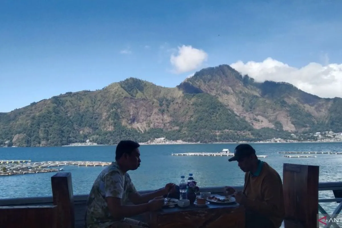 File photo—Tourists enjoying the view at Lake Batur, Bangli, Bali, on July 19, 2024. (ANTARA/Dewa Ketut Sudiarta Wiguna)
